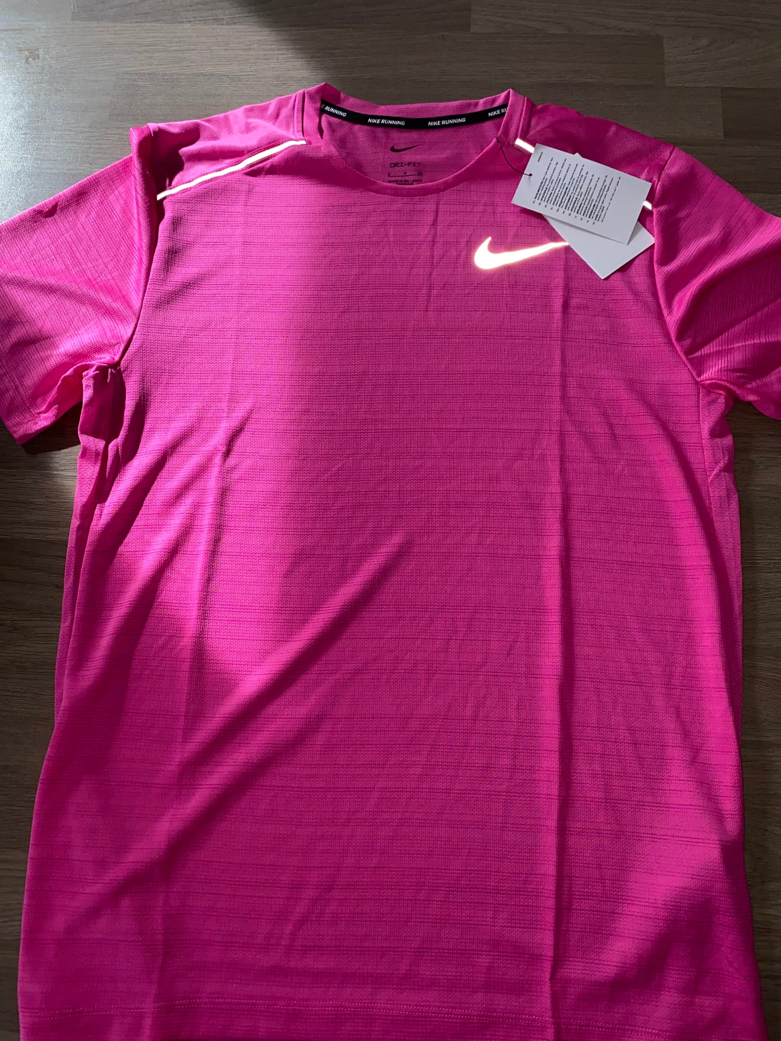 Nike miler T-shirt in fuchsia pink/hyper pink - Main Image