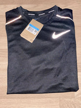 Load image into Gallery viewer, Nike miler 1.0 T-shirt in black
