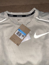 Load image into Gallery viewer, Nike miler 1.0 T-shirt in beige
